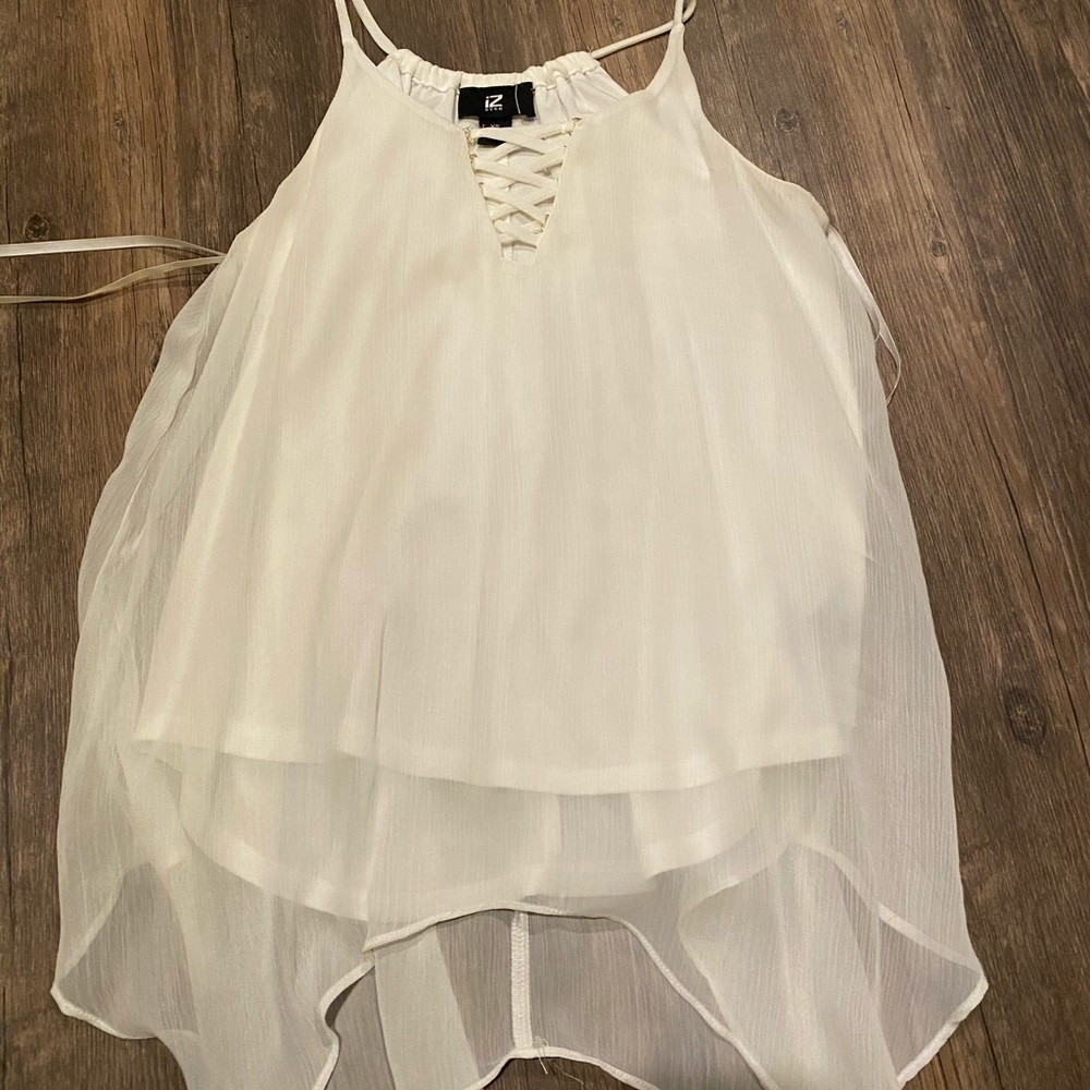 Adorable white dressy top.